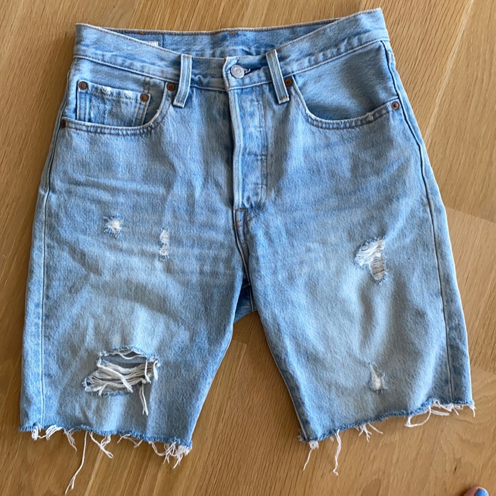 Levi’s 501 high rise Bermuda short distressed